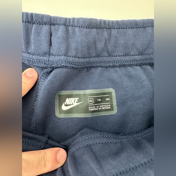 LIKE NEW! Men’s Nike Tech Above The Knee Shorts! - Picture 2 of 3